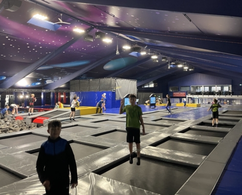Sportklassen in der Trampolinhalle
