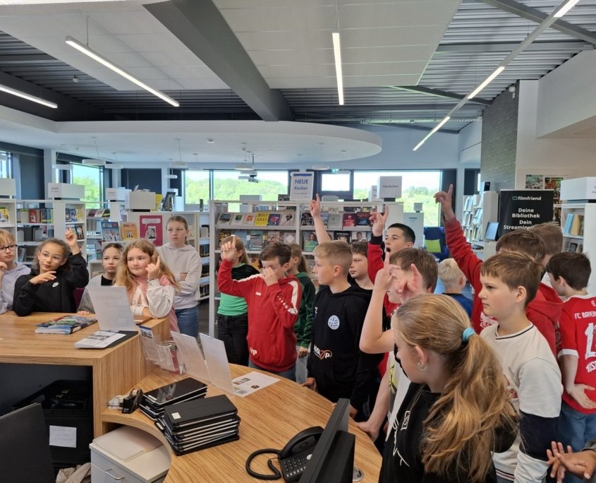 5aR erkundet die Stadtbibliothek Hünfeld