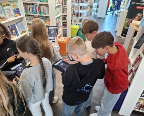 Die Klasse 5aR hat heute im Deutschunterricht gemeinsam mit ihrer Lehrerin Frau Wild die Stadtbibliothek in Hünfeld besucht.