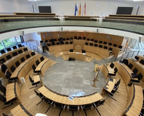Politik hautnah - Klassen 8H der Jahnschule im Landtag